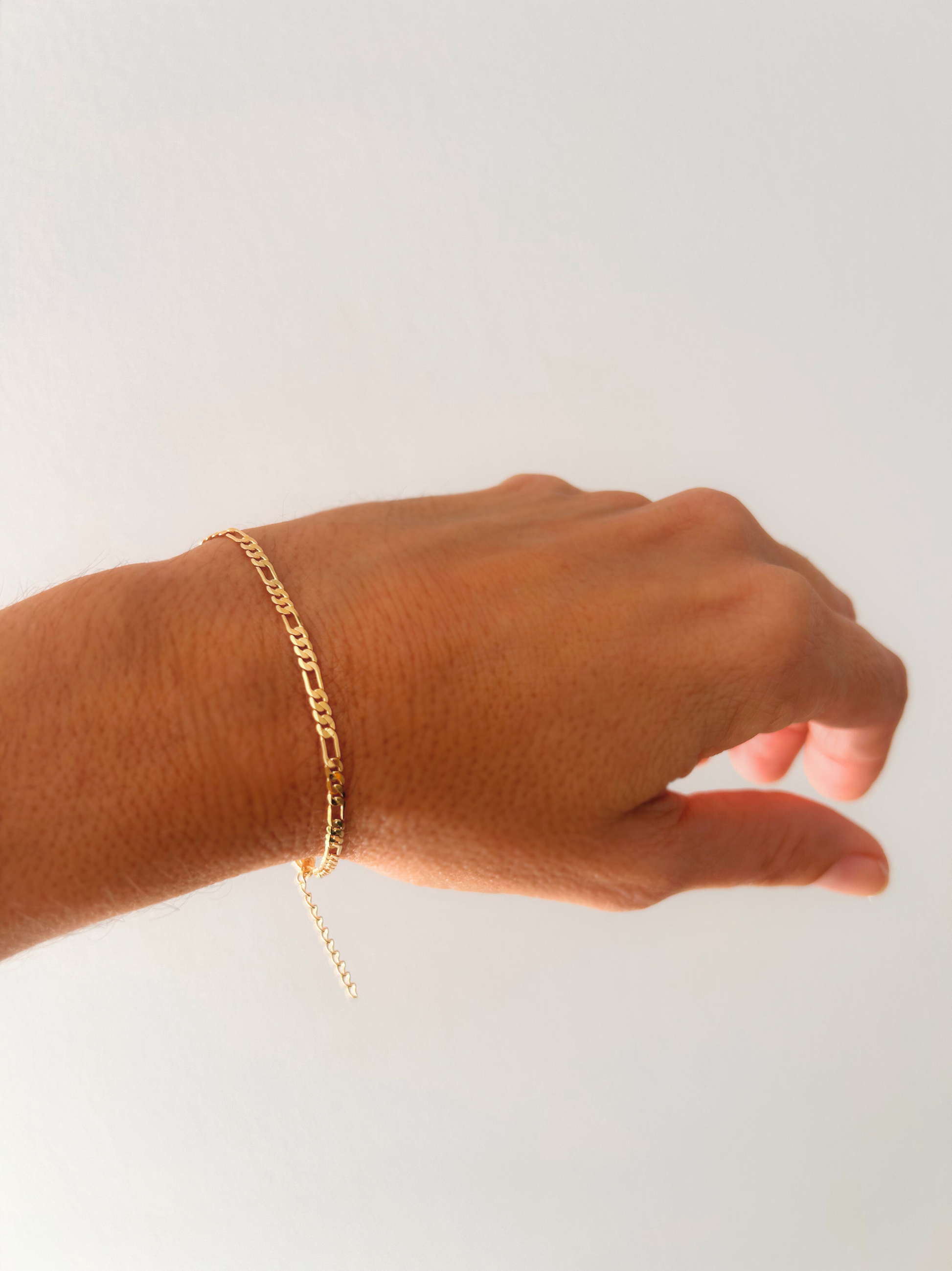 Pulsera fígaro con cadena clásica, en oro laminado 18K (gold filled). Versátil, delicada y atemporal, a la vez que moderna y trendy, es un regalo perfecto. Hecha a mano en España por Trópico Jewelry.