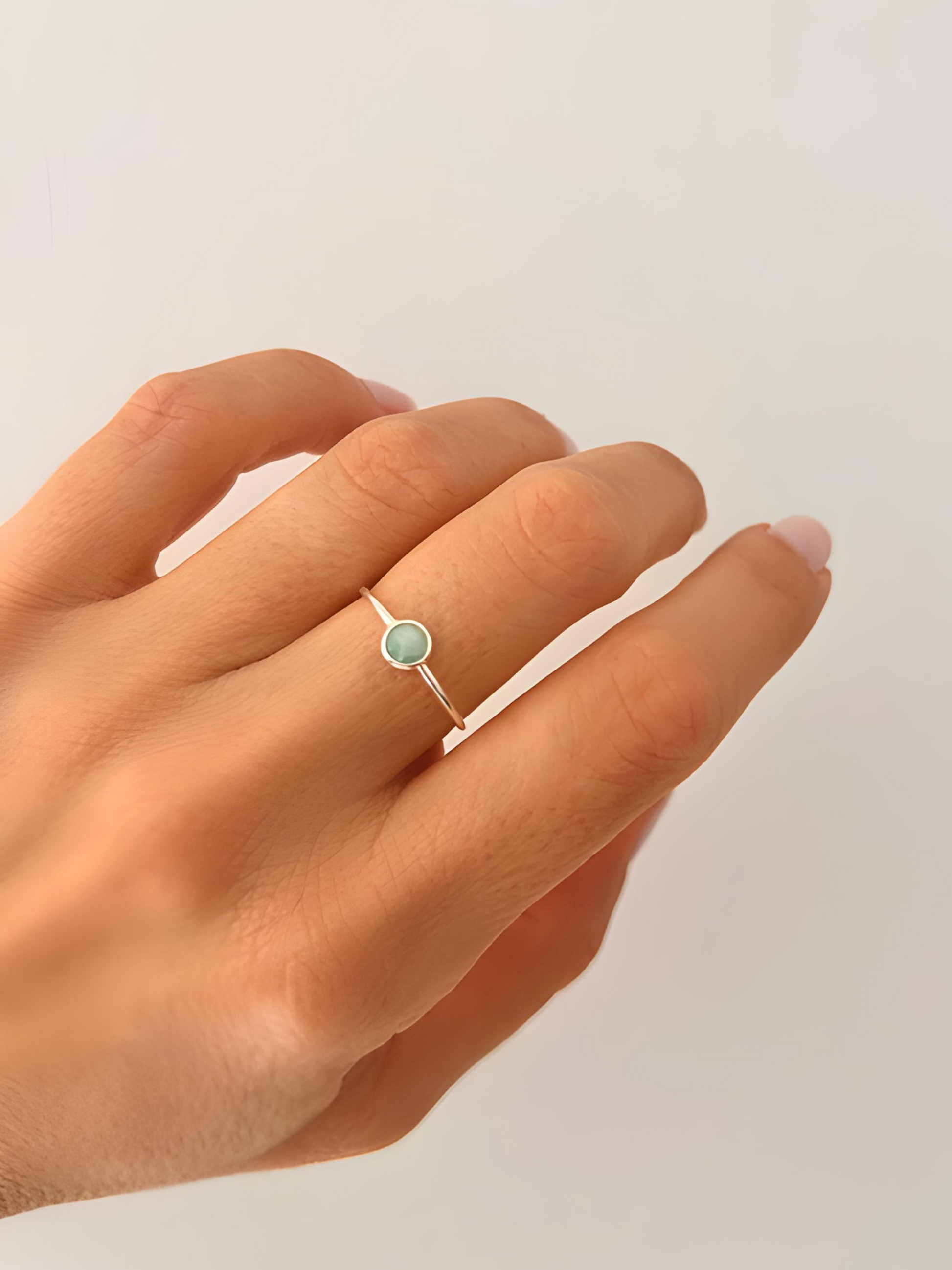 Anillo Amazonita en plata de ley, delicado y elegante. Aro con gema natural verde. Regalo con simbolismo.