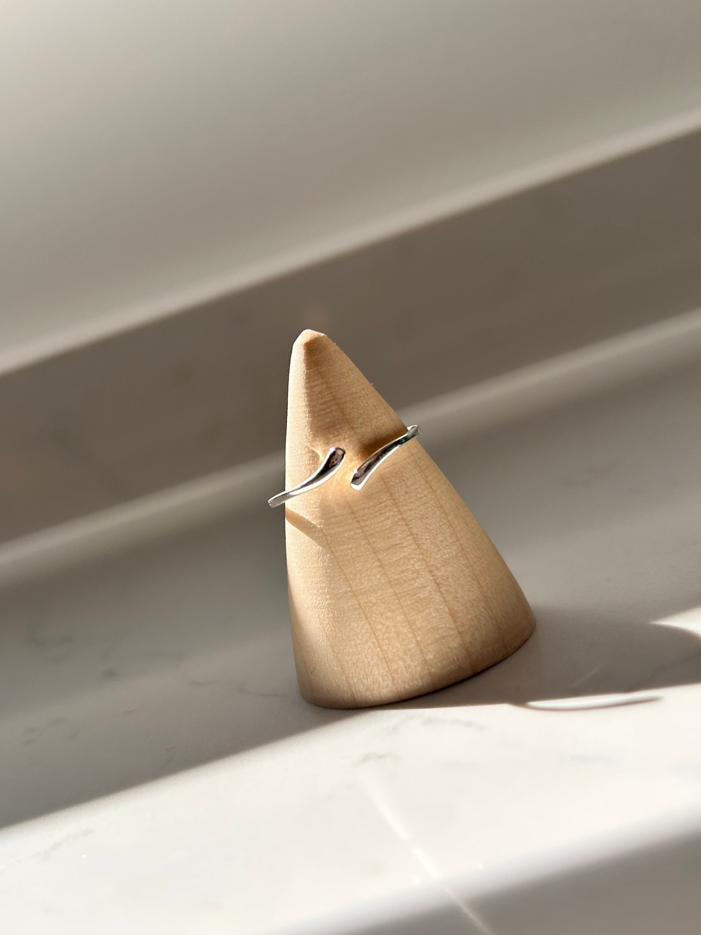 Anillo abierto en plata de ley 925, minimalista y trendy,  ideal para el uso diario. Apilable, versátil y atemporal.