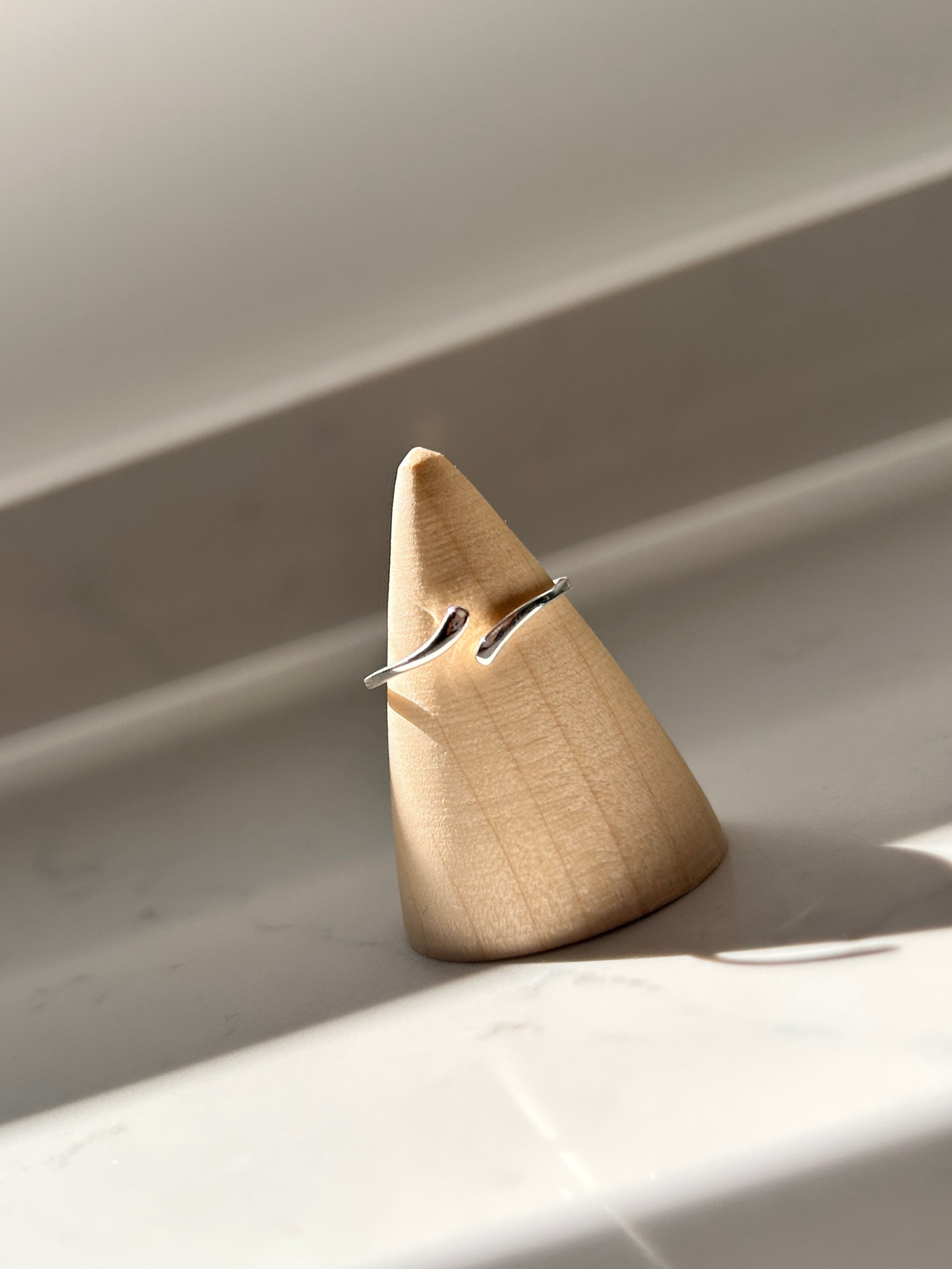Anillo abierto en plata de ley 925, minimalista y trendy,  ideal para el uso diario. Apilable, versátil y atemporal.