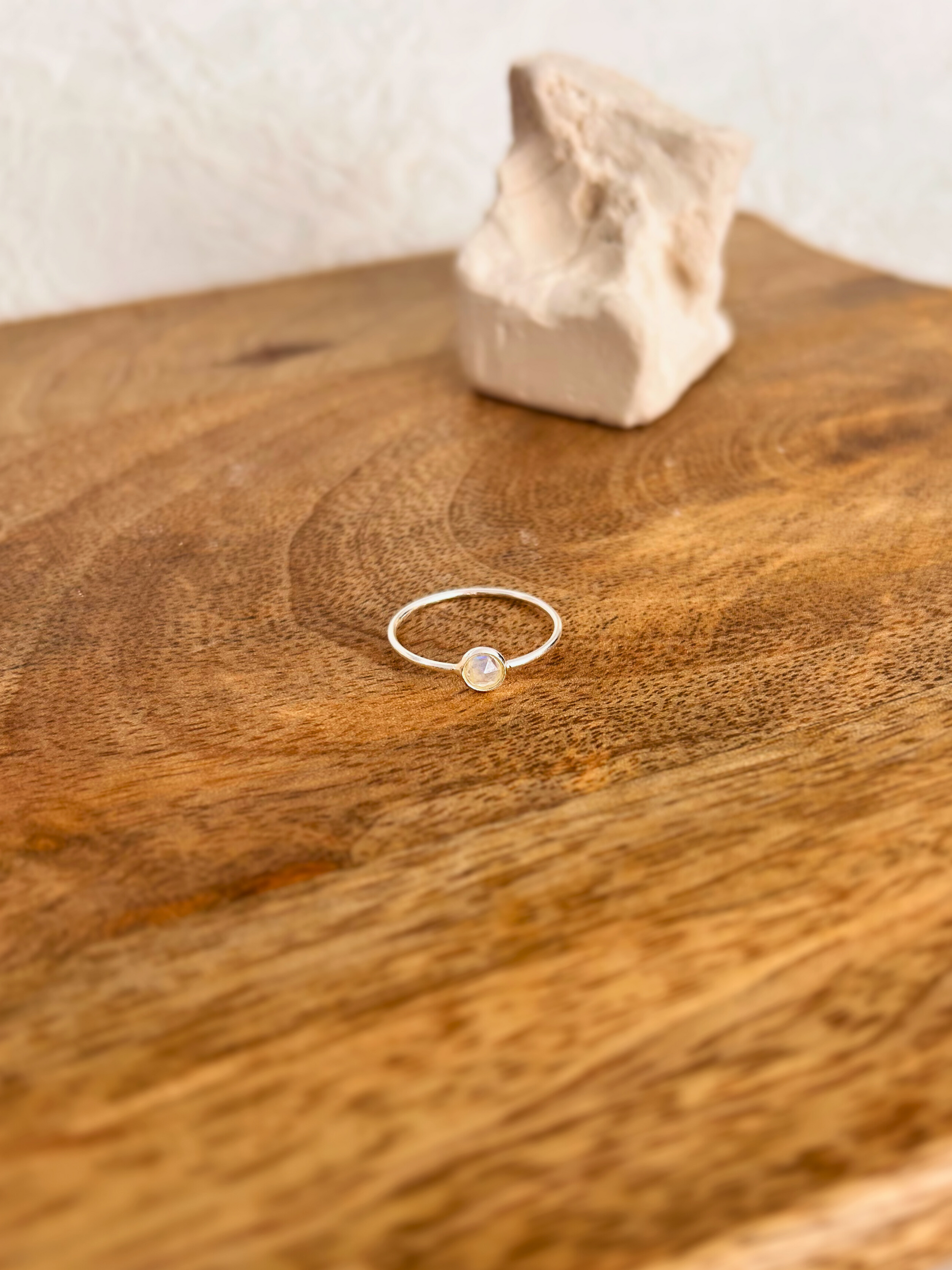 Anillo de plata con piedra lunar. Delicado y elegante. Joya simbólica con significado