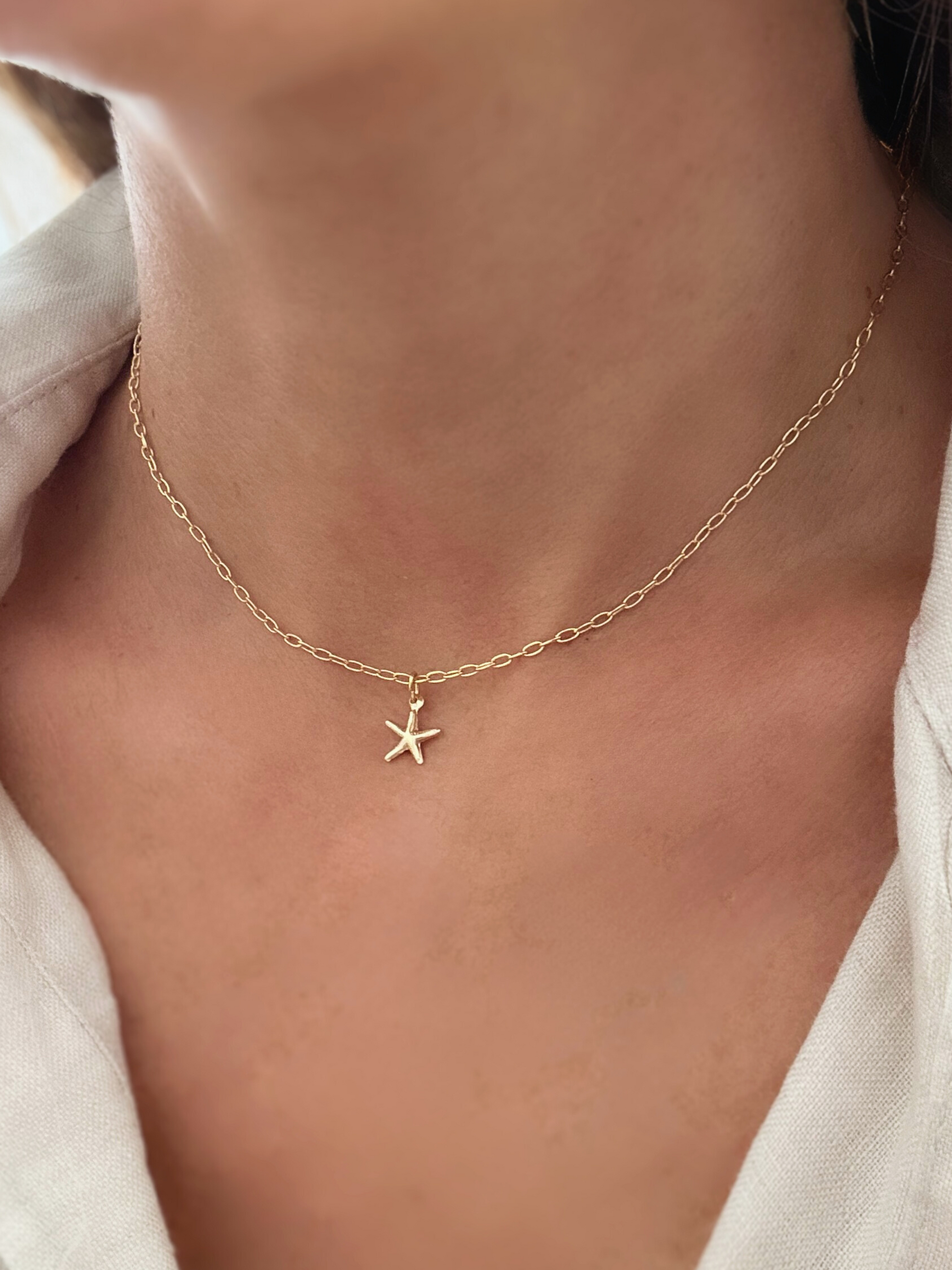 Delicado choker con estrella de mar. En oro laminado (gold-filled) 18K y 14K. Duradero e hipoalergénico. Minimalista, versátil y perfecto para usar a diario. Un regalo ideal para una mujer querida amante de la playa. Trópico Jewelry