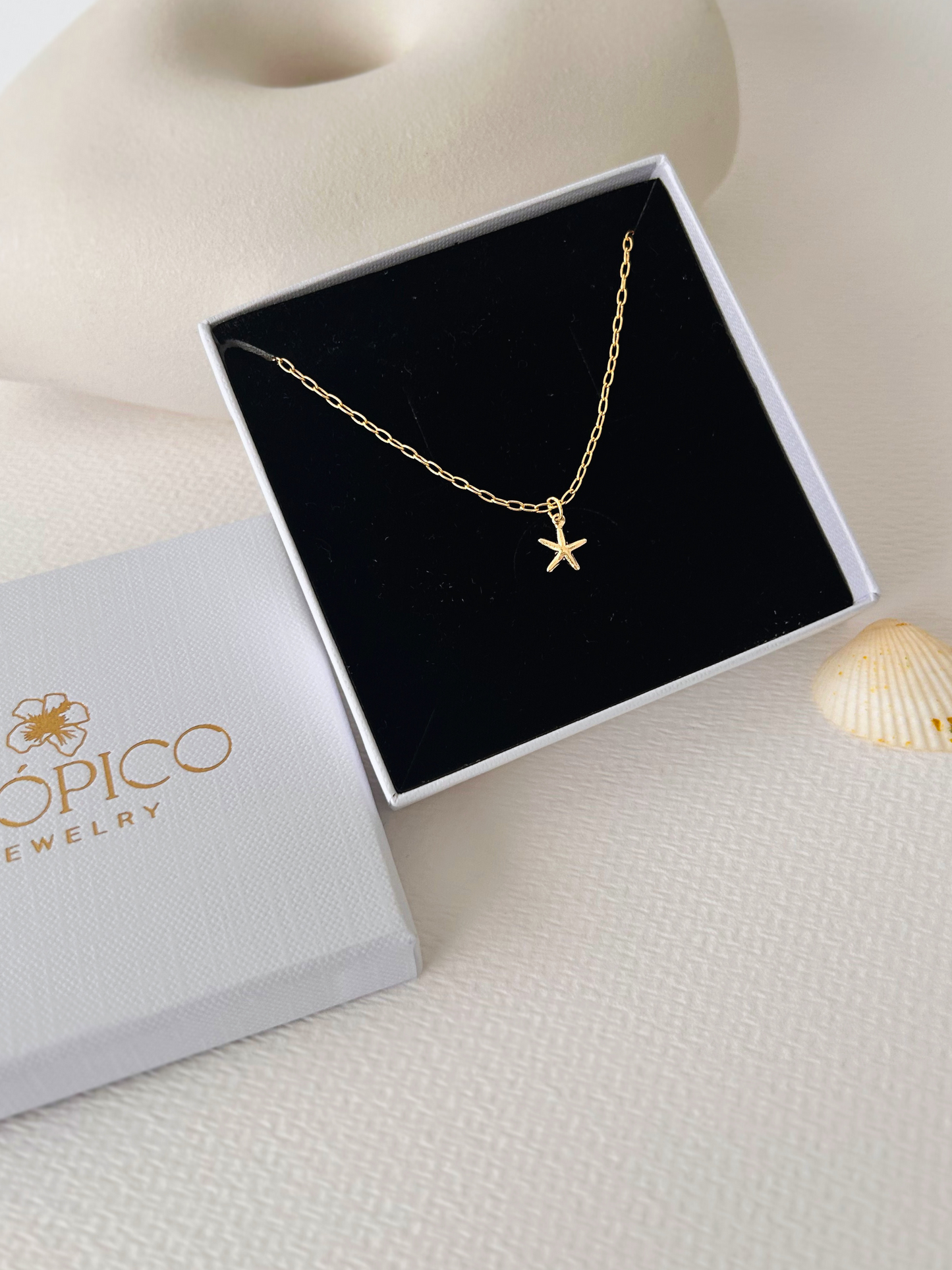 Delicado choker con estrella de mar. En oro laminado (gold-filled) 18K y 14K. Duradero e hipoalergénico. Minimalista, versátil y perfecto para usar a diario. Un regalo ideal para una mujer querida amante de la playa. Trópico Jewelry