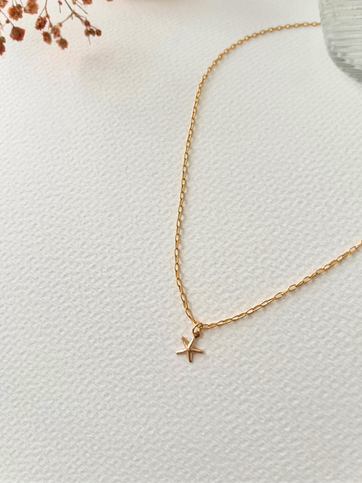 Delicado choker con estrella de mar. En oro laminado (gold-filled) 18K y 14K. Duradero e hipoalergénico. Minimalista, versátil y perfecto para usar a diario. Un regalo ideal para una mujer querida amante de la playa. Trópico Jewelry