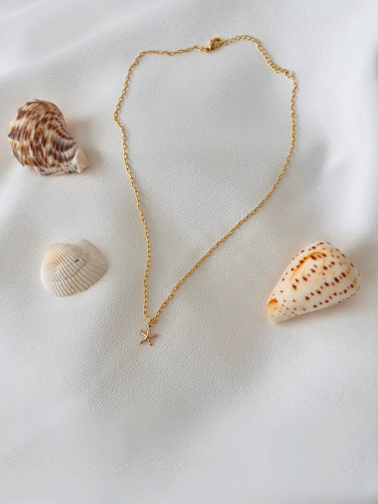 Delicado choker con estrella de mar. En oro laminado (gold-filled) 18K y 14K. Duradero e hipoalergénico. Minimalista, versátil y perfecto para usar a diario. Un regalo ideal para una mujer querida amante de la playa. Trópico Jewelry