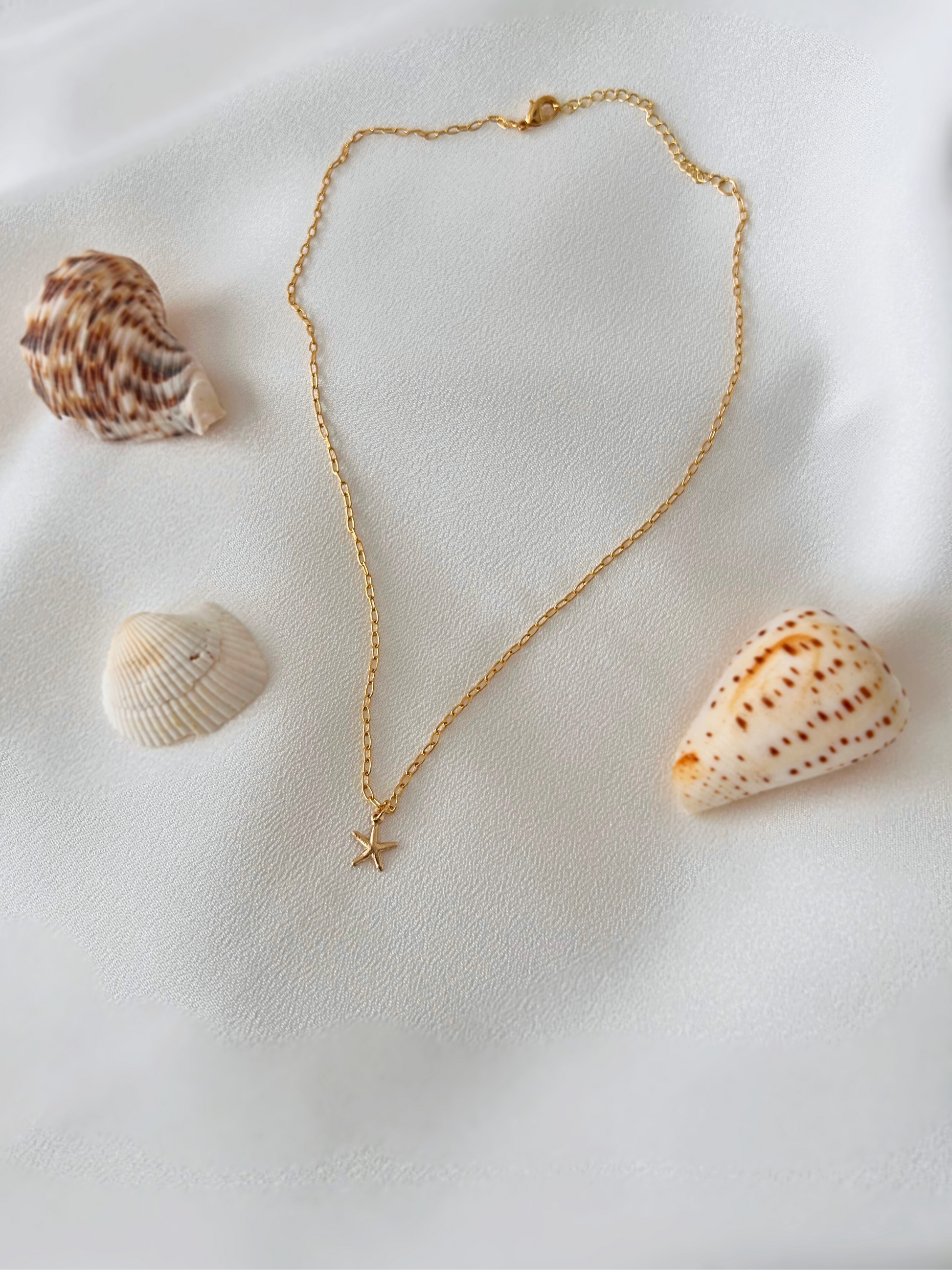 Delicado choker con estrella de mar. En oro laminado (gold-filled) 18K y 14K. Duradero e hipoalergénico. Minimalista, versátil y perfecto para usar a diario. Un regalo ideal para una mujer querida amante de la playa. Trópico Jewelry