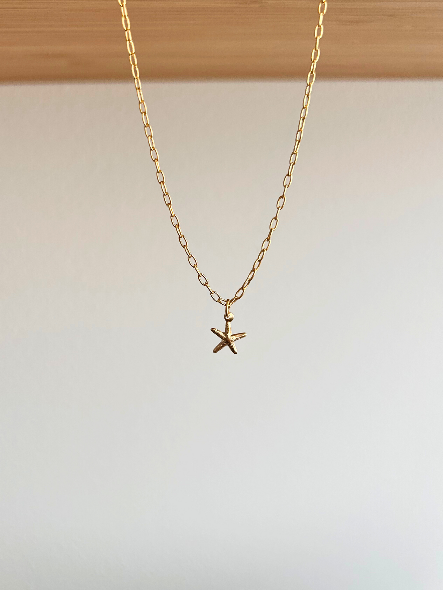 Delicado choker con estrella de mar. En oro laminado (gold-filled) 18K y 14K. Duradero e hipoalergénico. Minimalista, versátil y perfecto para usar a diario. Un regalo ideal para una mujer querida amante de la playa. Trópico Jewelry