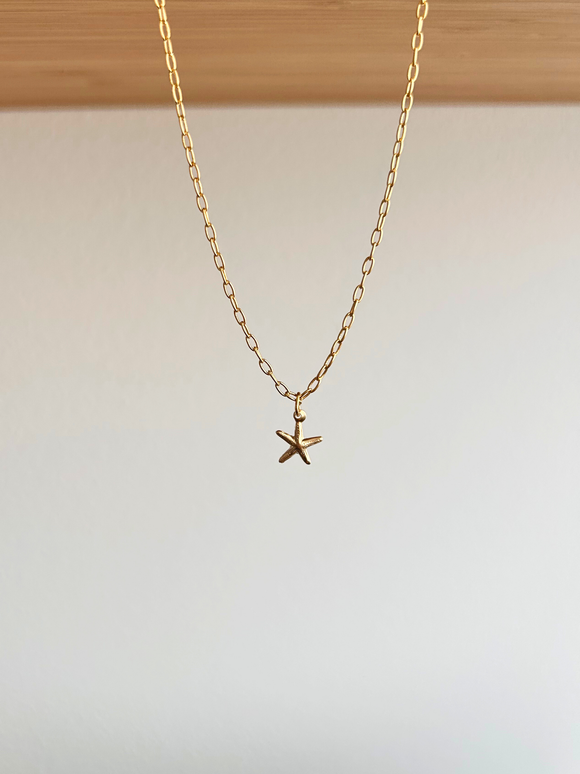 Delicado choker con estrella de mar. En oro laminado (gold-filled) 18K y 14K. Duradero e hipoalergénico. Minimalista, versátil y perfecto para usar a diario. Un regalo ideal para una mujer querida amante de la playa. Trópico Jewelry