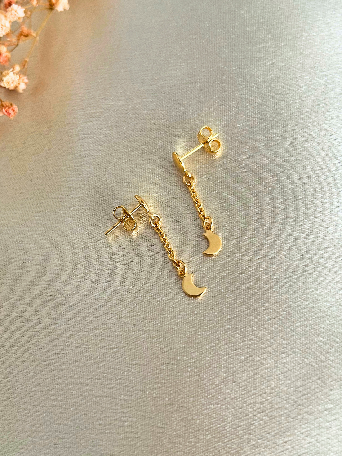 Pendientes delicados de cadena con pequeñas lunas. Chapados en oro e hipoalergénicos. Regalo perfecto para mujer. Trópico Jewelry