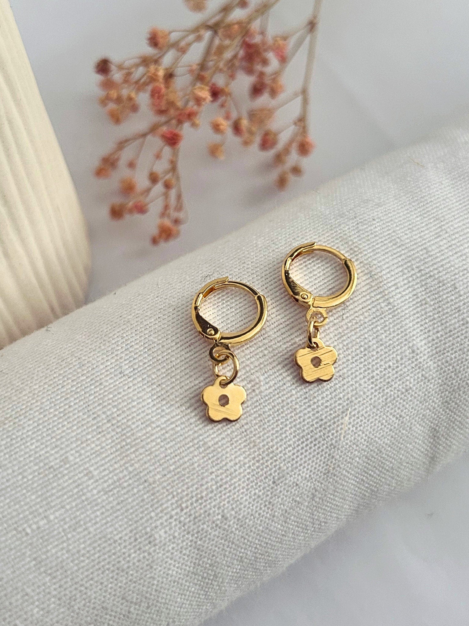 Pendientes florales delicados. Argollas pequeñas con florecitas. Chapados en oro e hipoalergénicos. Regalo perfecto para mujer. Trópico Jewelry