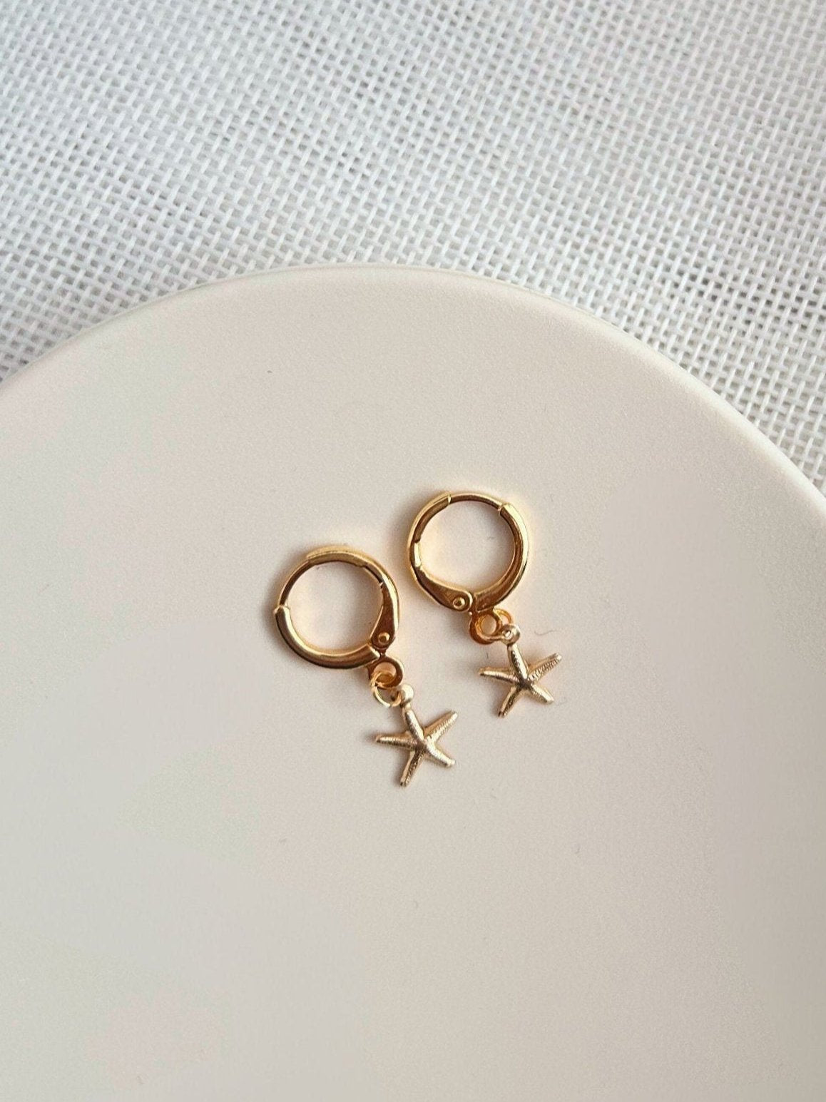 Pendientes delicados con estrellas de mar. Argollas pequeñas. Chapados en oro e hipoalergénicos. Regalo perfecto para mujer. Trópico Jewelry