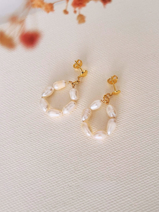 Pendientes delicados largos, con perlas de agua dulce. Chapados en oro e hipoalergénicos. Regalo perfecto para mujer. Trópico Jewelry