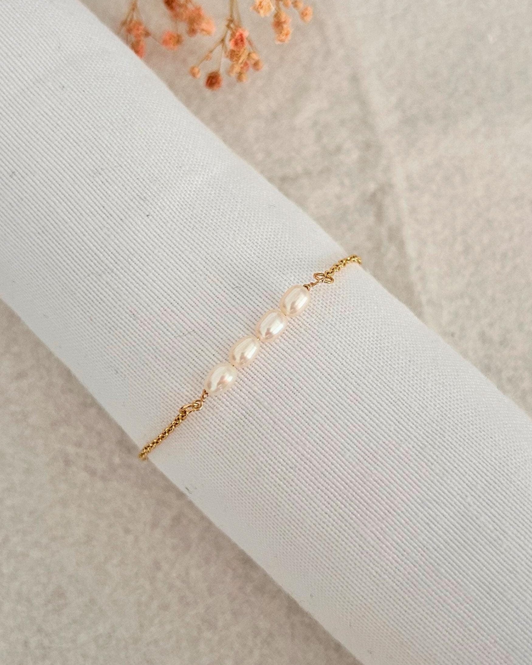 Pulsera delicada de perlas de agua dulce, chapada en oro 18K. Regalo clásico mujer. Trópico Jewelry