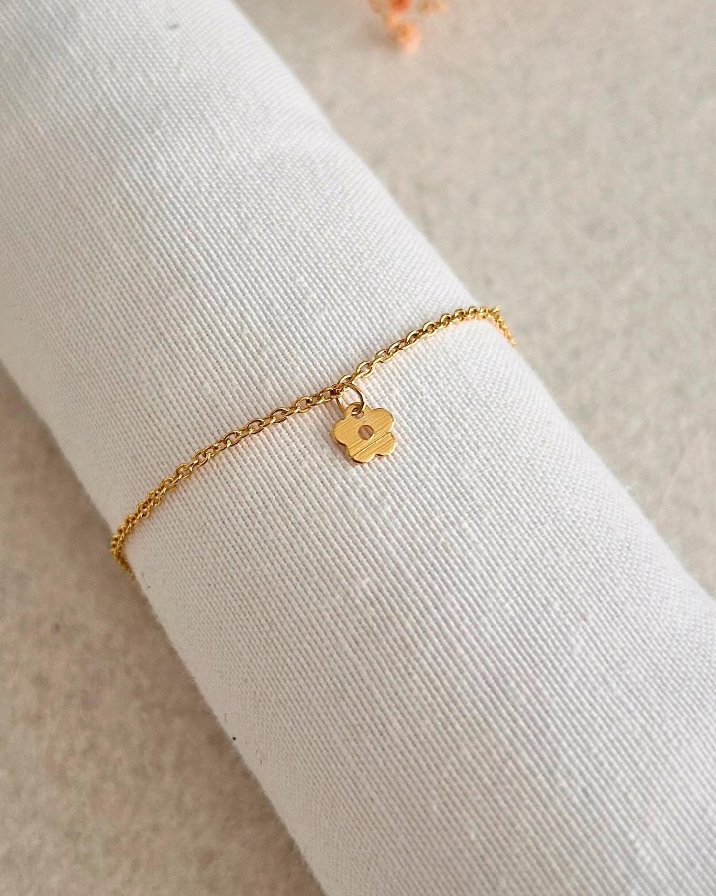 Pulsera delicada con charm de flor, chapada en oro 18K. Regalo clásico mujer. Trópico Jewelry