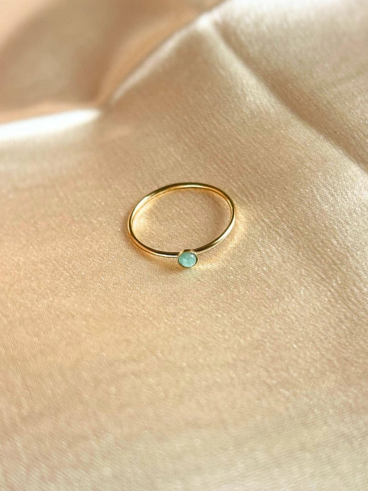 Anillo delicado chapado en oro 14K con una piedra Amazonita en color azul turquesa. Perfecto para apilar o llevar solo. Regalo para mujer de Trópico Jewelry