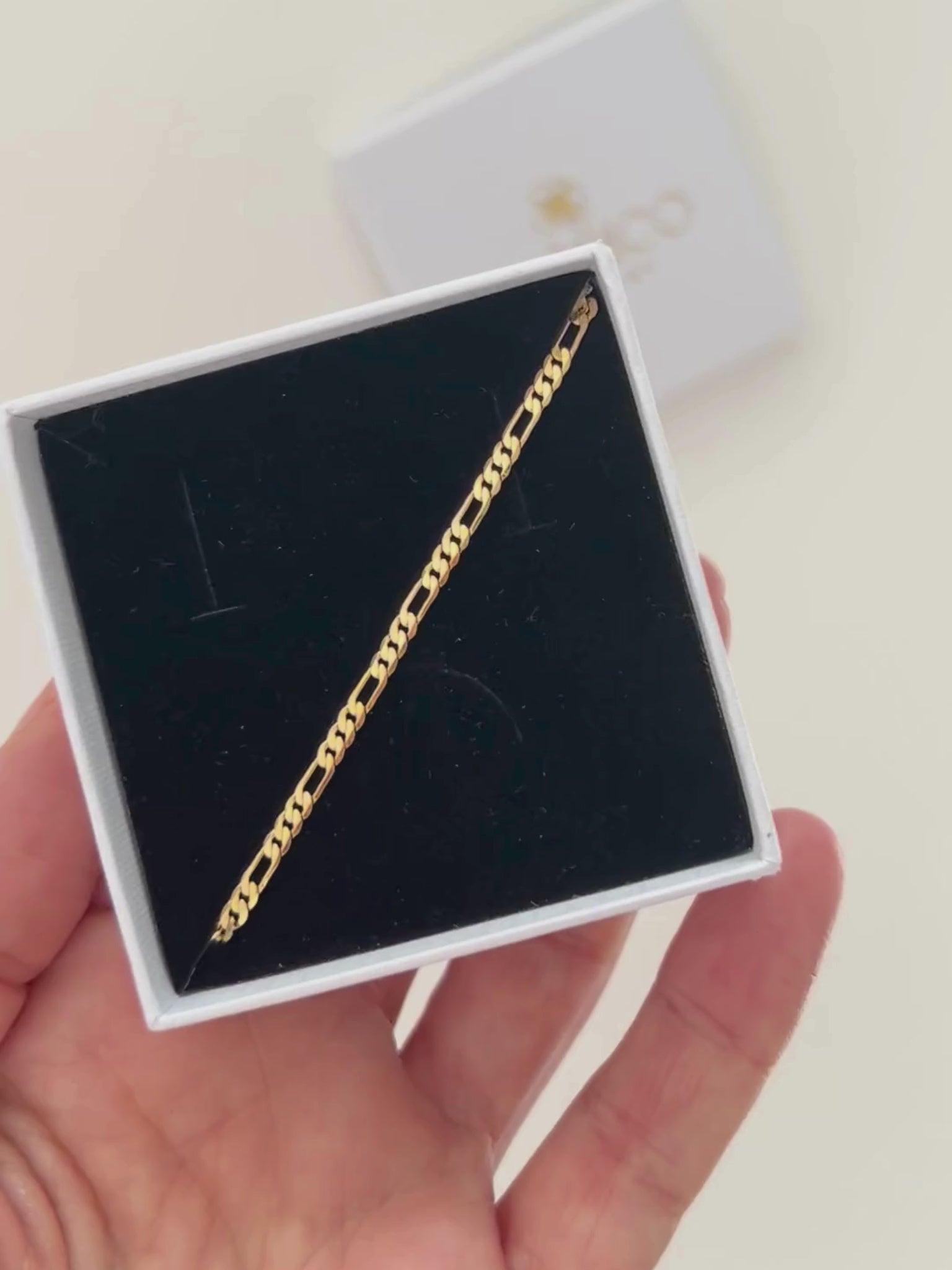 Pulsera fígaro con cadena clásica, en oro laminado 18K (gold filled). Versátil, delicada y atemporal, a la vez que moderna y trendy, es un regalo perfecto. Hecha a mano en España por Trópico Jewelry.