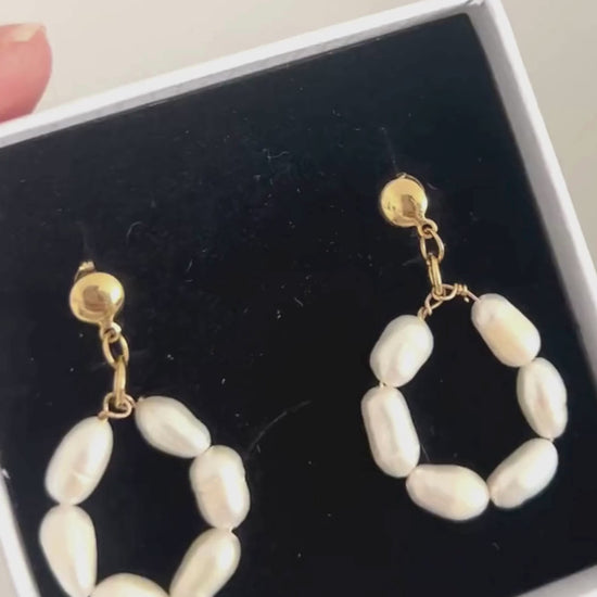 Pendientes largos con perlas de agua dulce en círculo. En oro laminado 18K. Hipoalergénicos y duraderos. Hechos a mano.