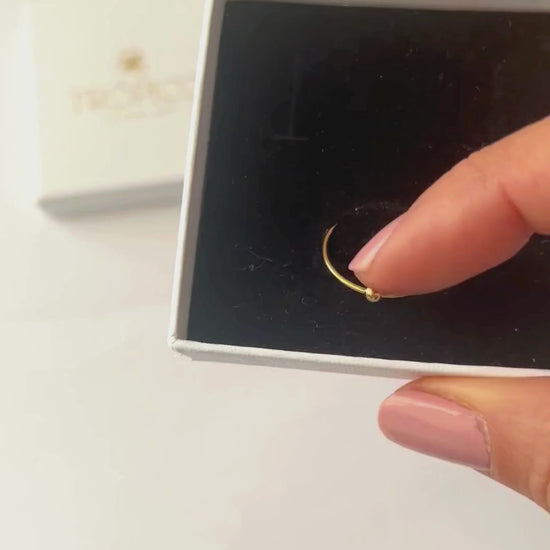 Anillo delicado en oro laminado 14K con una bolita giratoria anti estrés