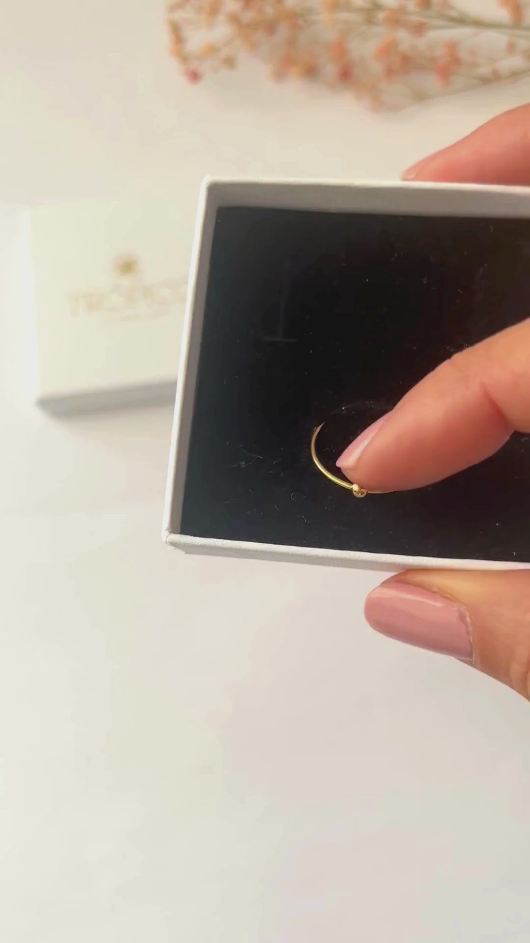 Anillo delicado en oro laminado 14K con una bolita giratoria anti estrés