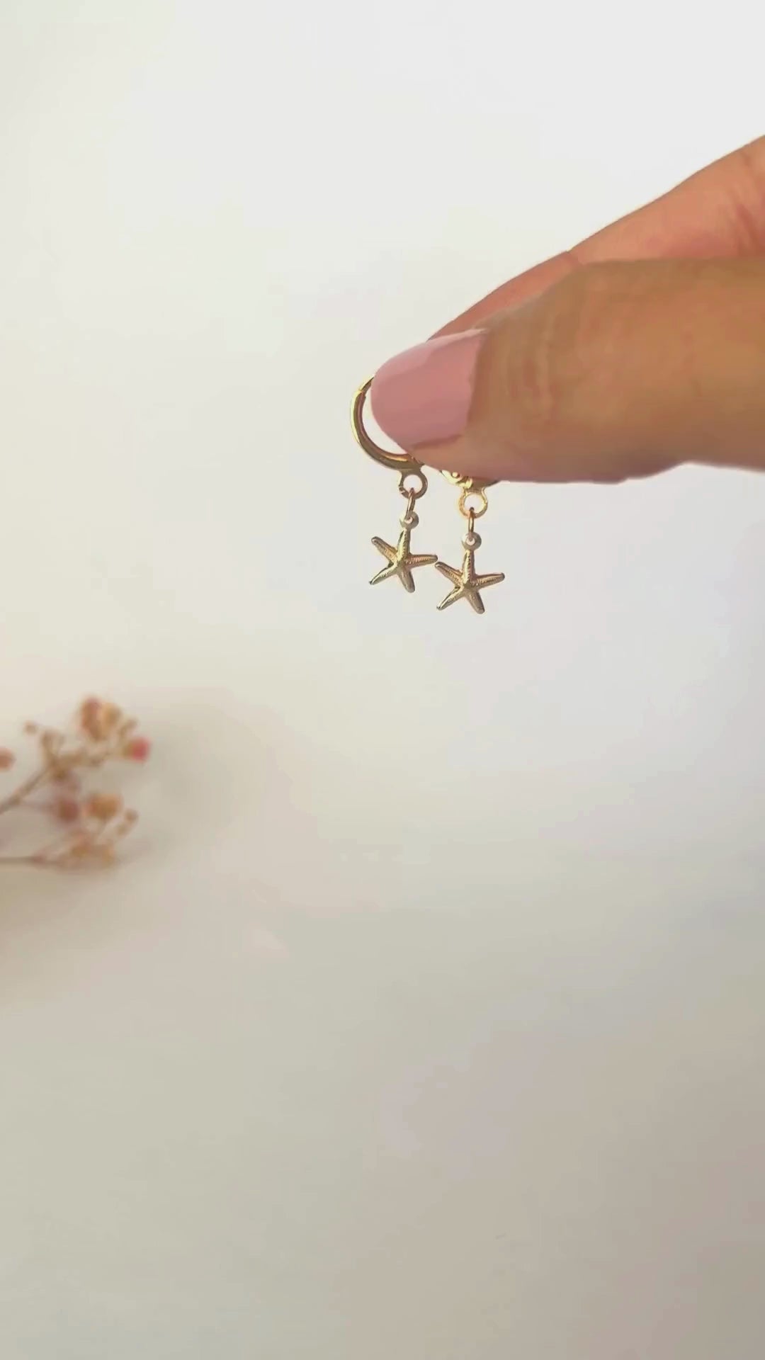 Pendientes con estrella de mar. Argollas hipoalergénicas. En oro laminado 18K. Delicados y duraderos