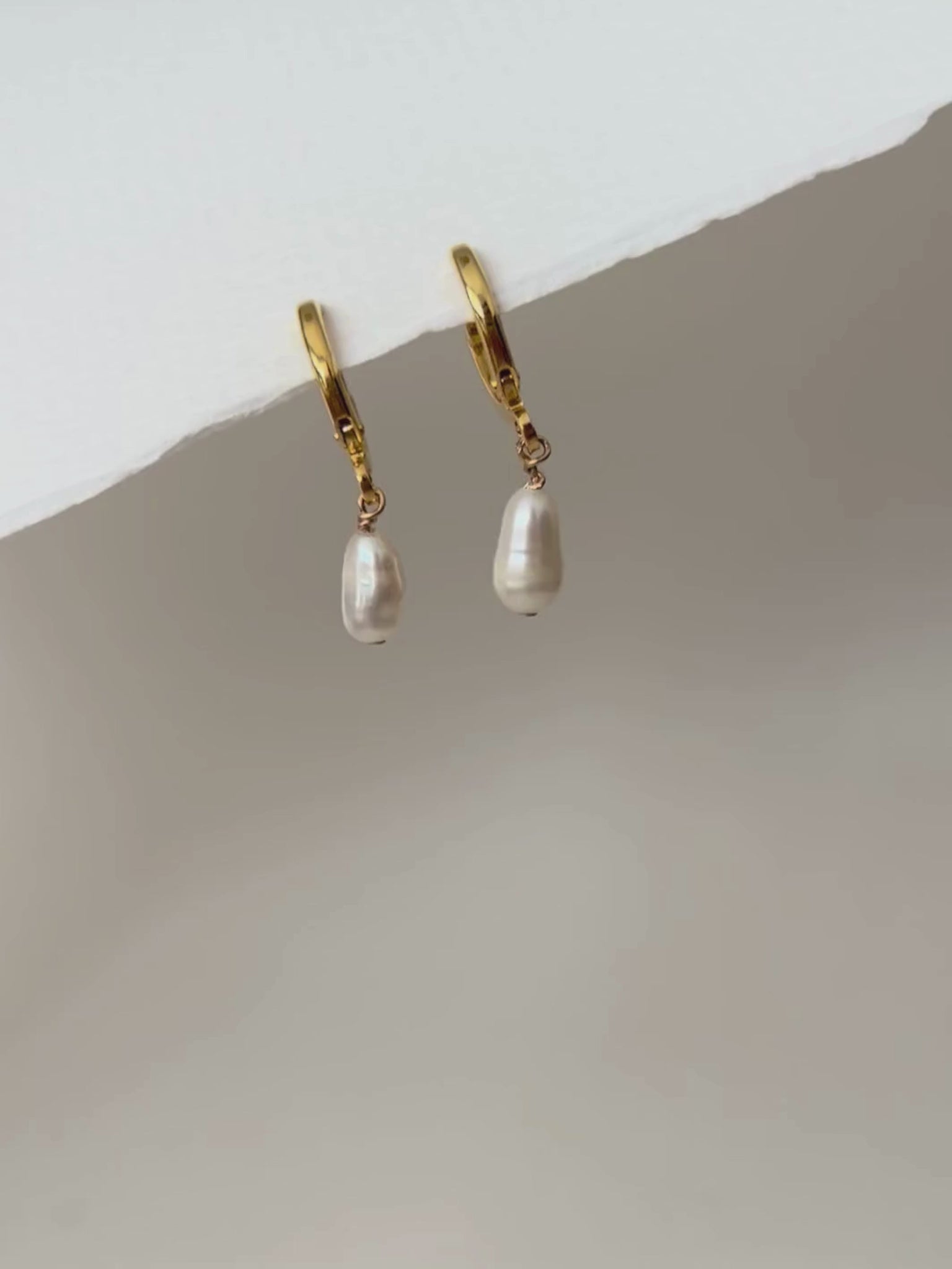 Pendientes con pequeñas argollas y perlas. En oro laminado (gold-filled) 18k y perlas reales de agua dulce. Pendientes minimalistas hipoalergénicos y duraderos, de Trópico Jewelry.
