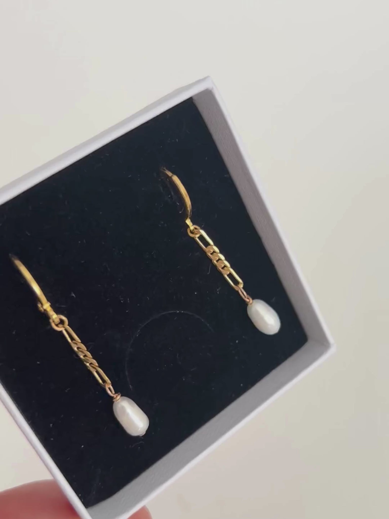 Pendientes de cadena y perlas. Con pequeñas argollas y cadena fígaro en oro laminado (gold-filled) 18K y perlas reales de agua dulce. Pendientes minimalistas hipoalergénicos y duraderos, de Trópico Jewelry