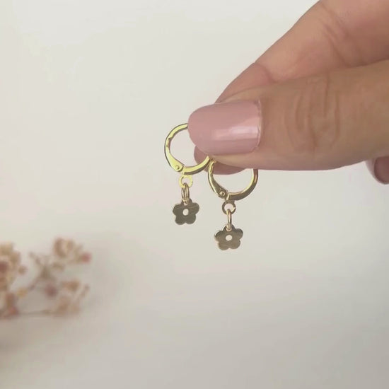 Argollas con flor en oro laminado 18K. Hipoalergénicos, delicados y duraderos, hechos a mano.