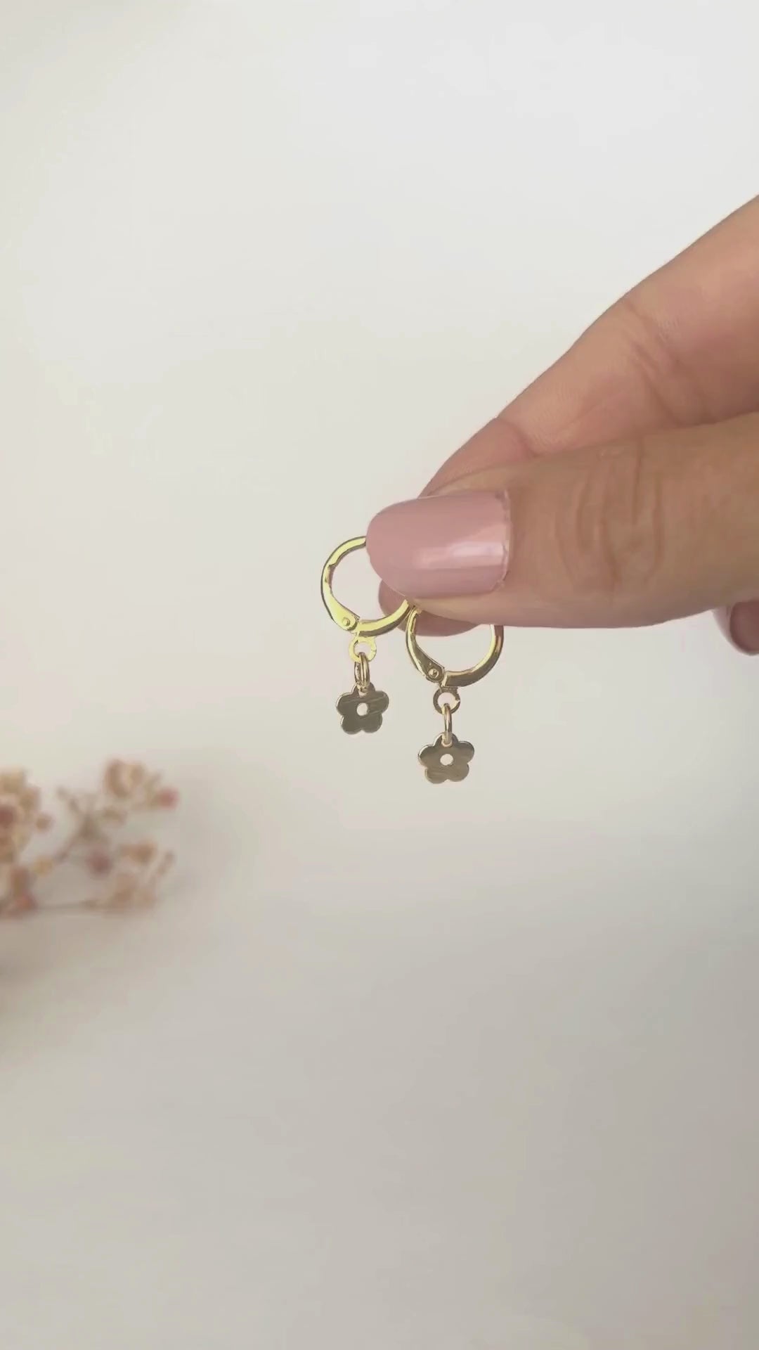 Argollas con flor en oro laminado 18K. Hipoalergénicos, delicados y duraderos, hechos a mano.