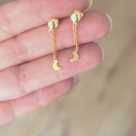 Pendientes largos de cadena con lunas pequeñas, en oro laminado 18K. Hipoalergénicos, delicados y duraderos