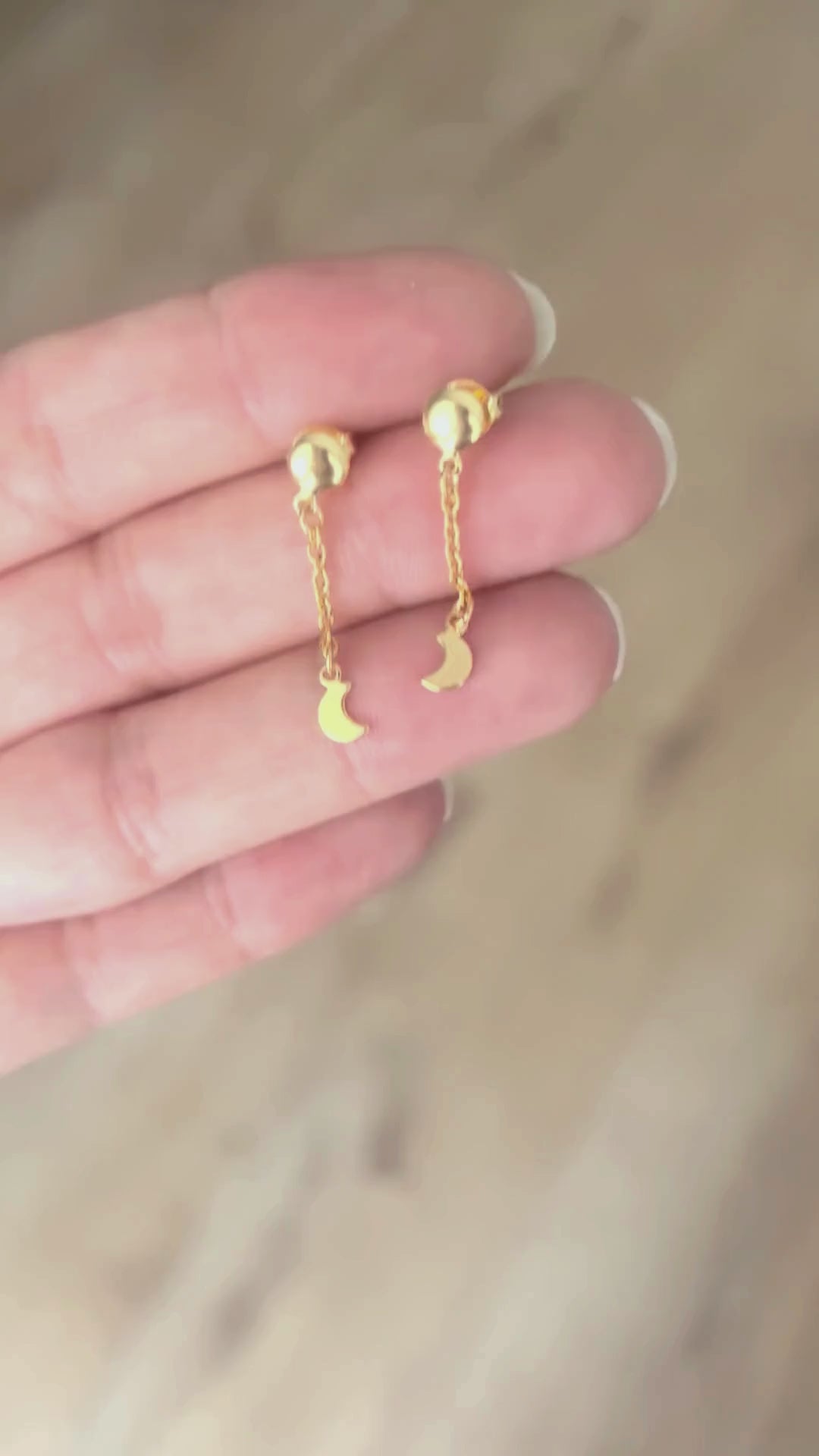 Pendientes largos de cadena con lunas pequeñas, en oro laminado 18K. Hipoalergénicos, delicados y duraderos