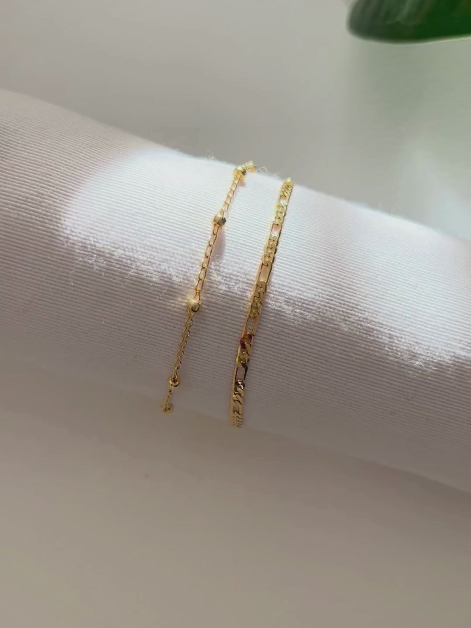 Dúo de Pulseras en oro laminado 18K (gold-filled). Conjunto o set de pulsera fígaro y pulsera satélite. Pulsera duraderas hechas a mano en España por Trópico Jewelry.