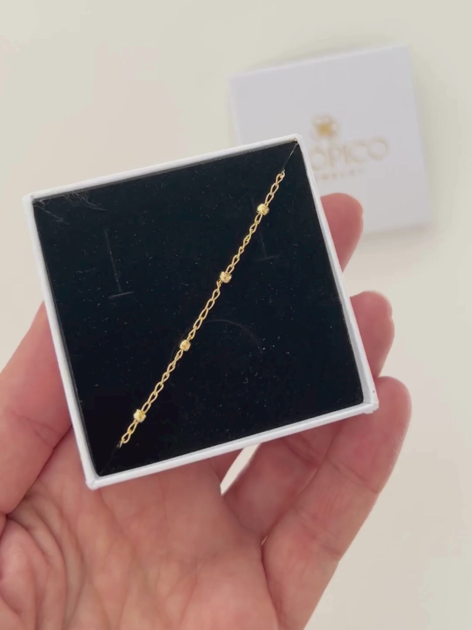 Pulsera satélite con cadena fina y bolitas, en oro laminado 18K (gold filled). Versátil, delicada y atemporal, a la vez que moderna y trendy, es un regalo perfecto. Hecha a mano en España por Trópico Jewelry.