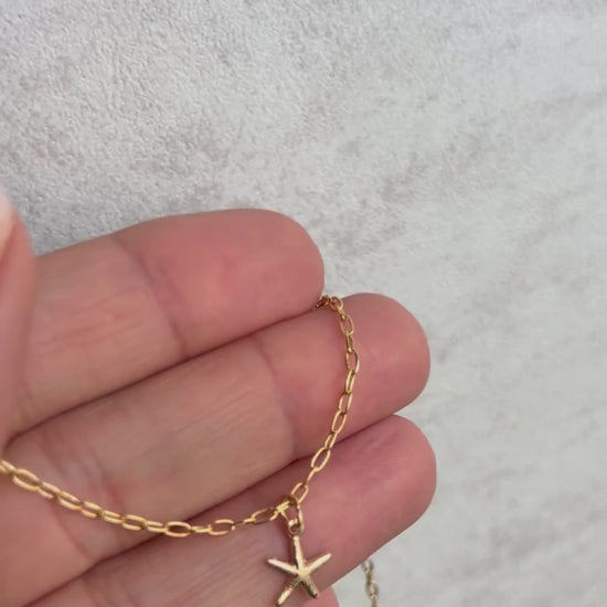 Collar corto con dije de estrella de mar en oro laminado (gold filled). Choker para uso diario, duradero y apto para pieles sensibles. Inspirado en el mar.