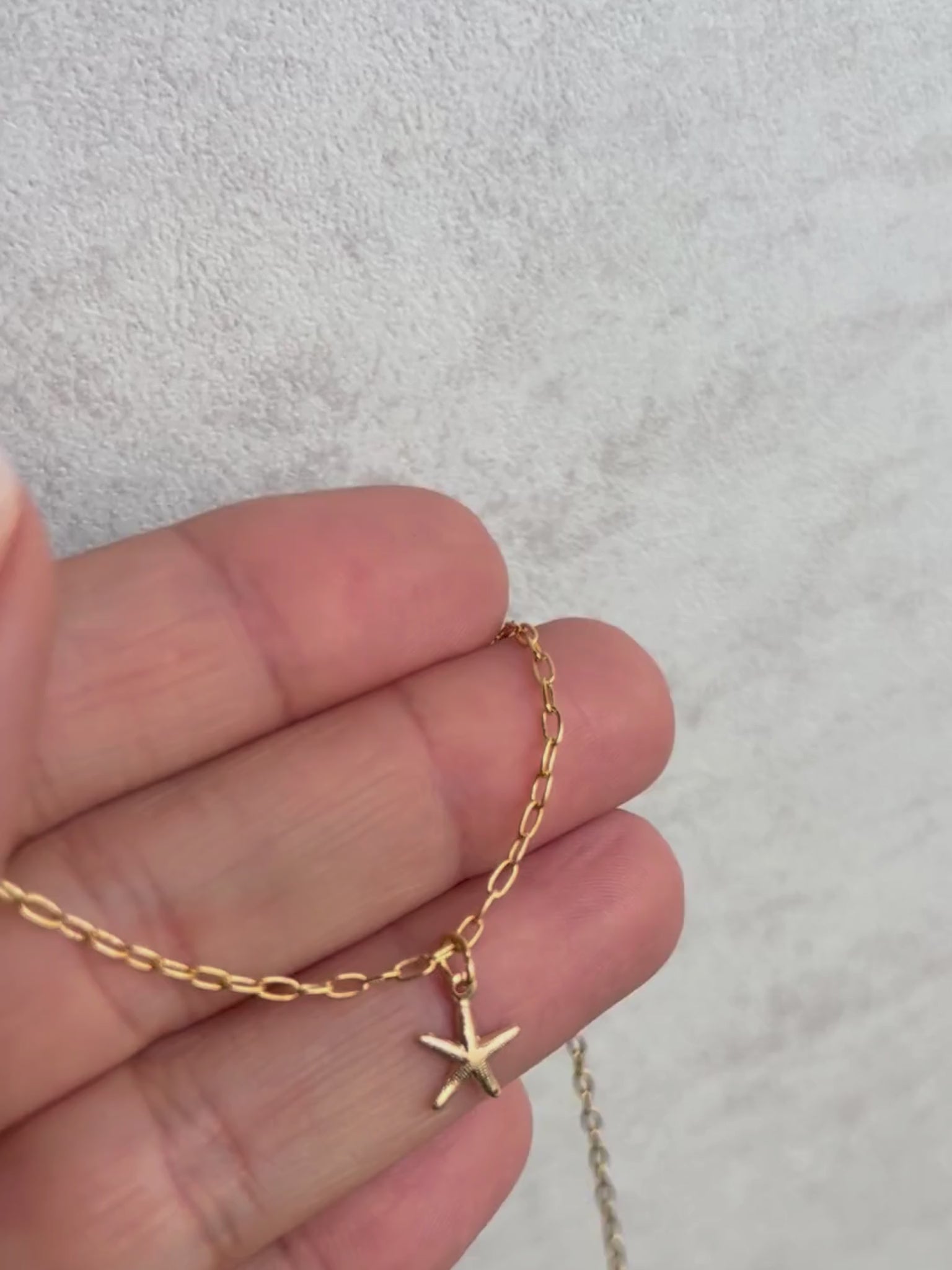 Collar corto con dije de estrella de mar en oro laminado (gold filled). Choker para uso diario, duradero y apto para pieles sensibles. Inspirado en el mar.