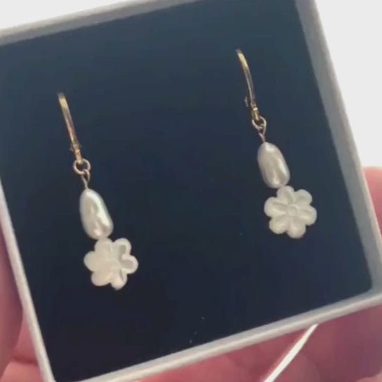 Pendientes largos femeninos con perlas y flores de nácar. Argollas pequeñas. Hipoalergénicos y duraderos. Hechos a mano