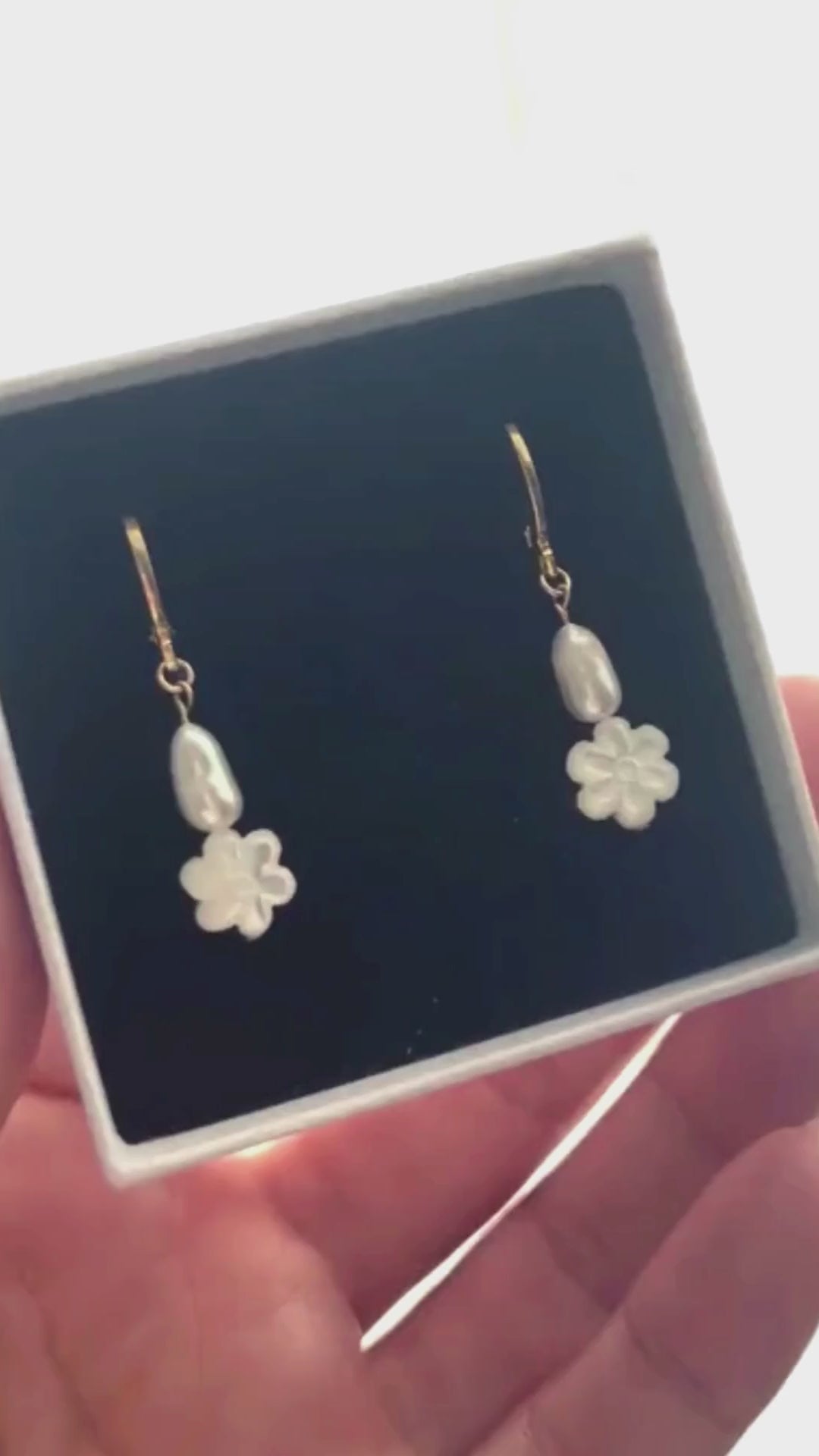 Pendientes largos femeninos con perlas y flores de nácar. Argollas pequeñas. Hipoalergénicos y duraderos. Hechos a mano