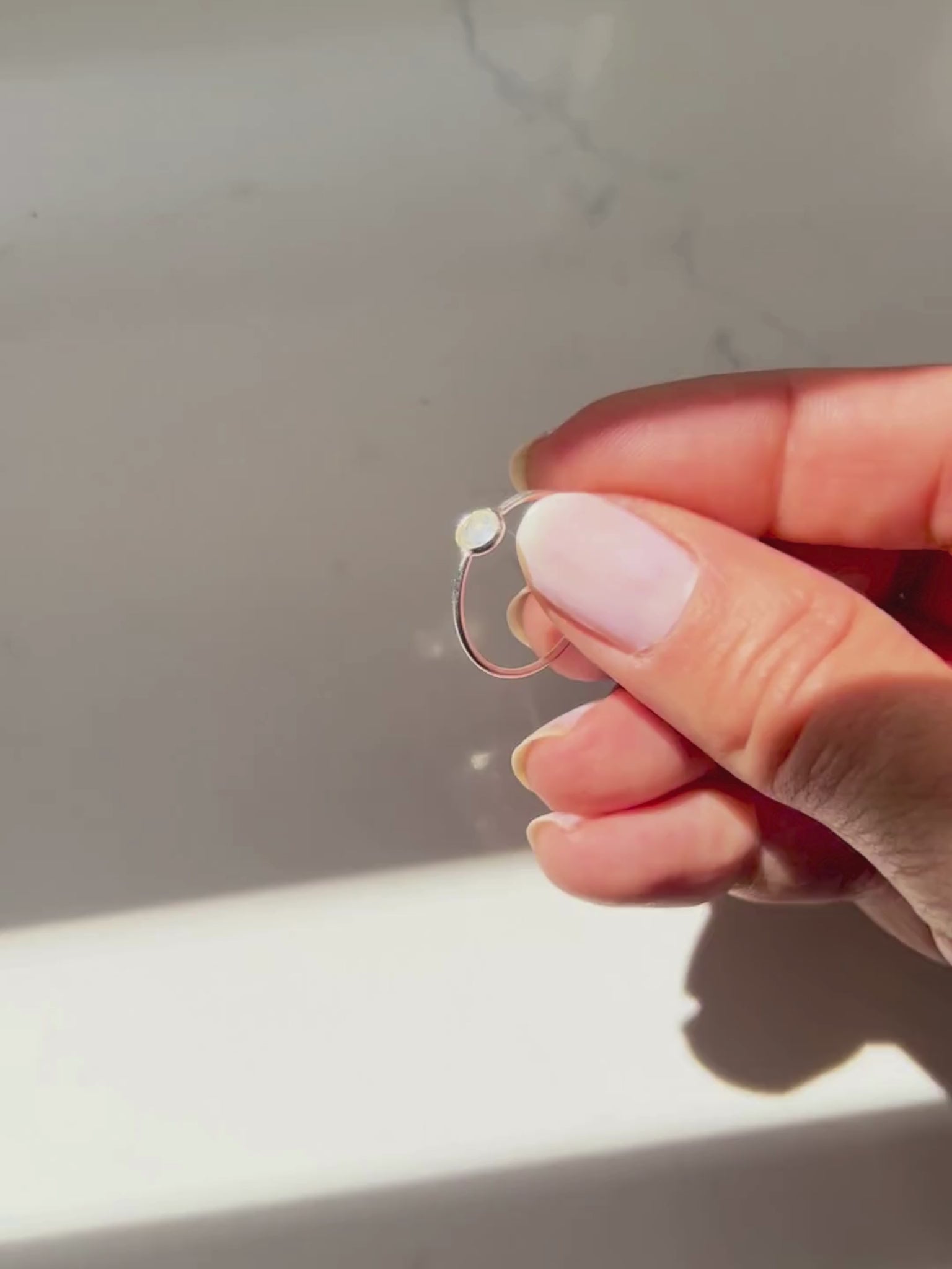 Anillo de plata con piedra lunar. Delicado y elegante. Joya simbólica con significado