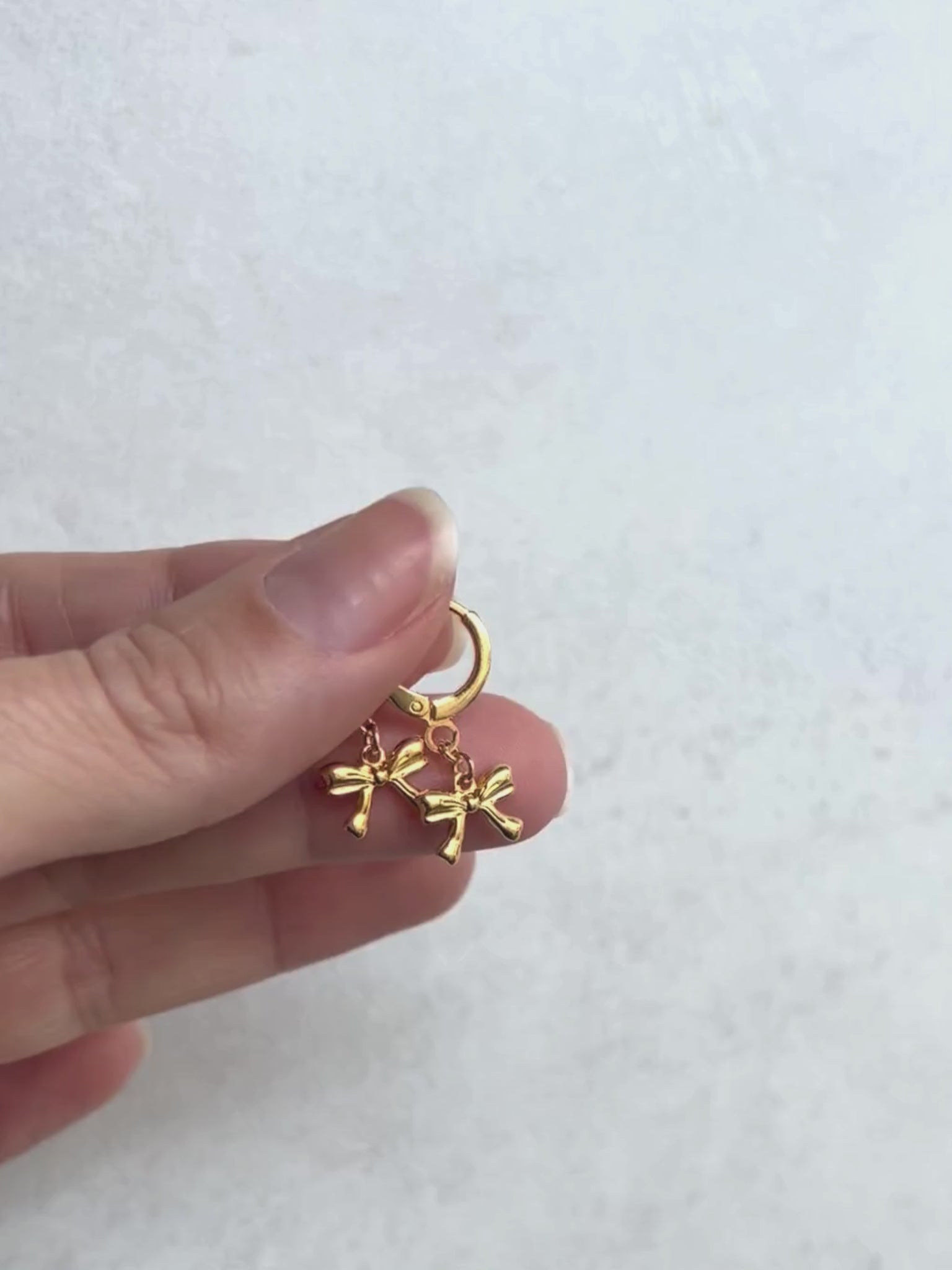 Pendientes de argollas con lazos en oro laminado 18K (gold filled). De estilo coquette, son muy femeninos y favorecedores. Duraderos, resistentes al agua y perfectos para el uso diario. Son ideales como un regalo delicado para mujer. Trópico Jewelry.