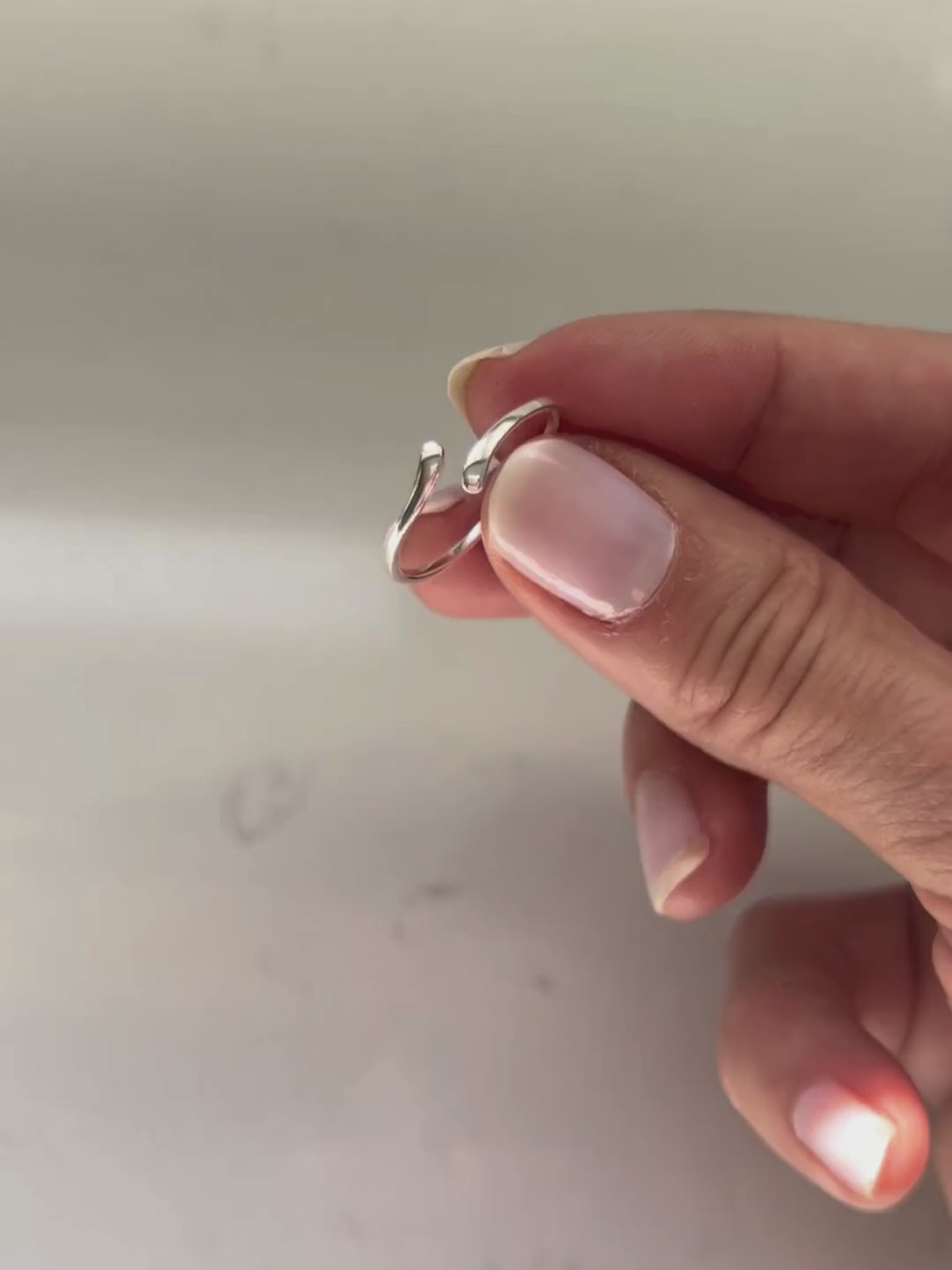 Anillo abierto en plata de ley 925, minimalista y trendy,  ideal para el uso diario. Apilable, versátil y atemporal.